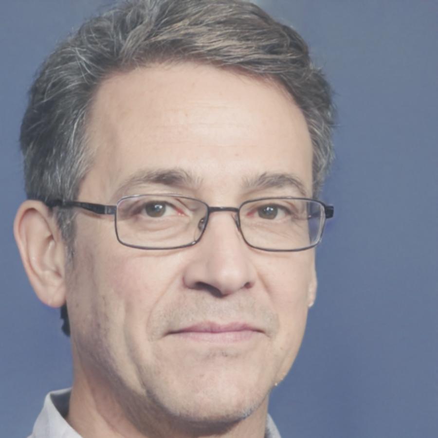 Expert en modélisation financière travaillant sur des analyses avancées